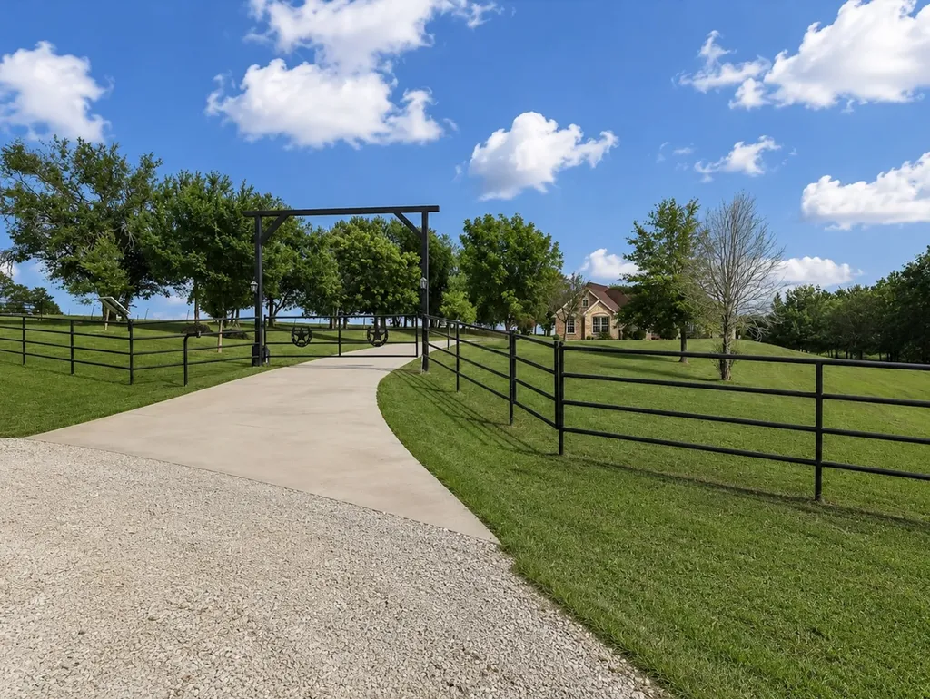 16900 County Road 706 Leonard TX 75452
