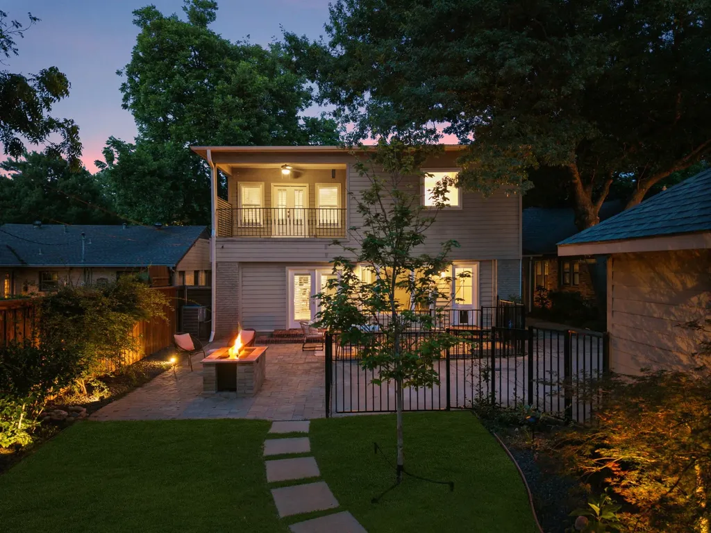 1119 N Winnetka Avenue Dallas TX 75208
