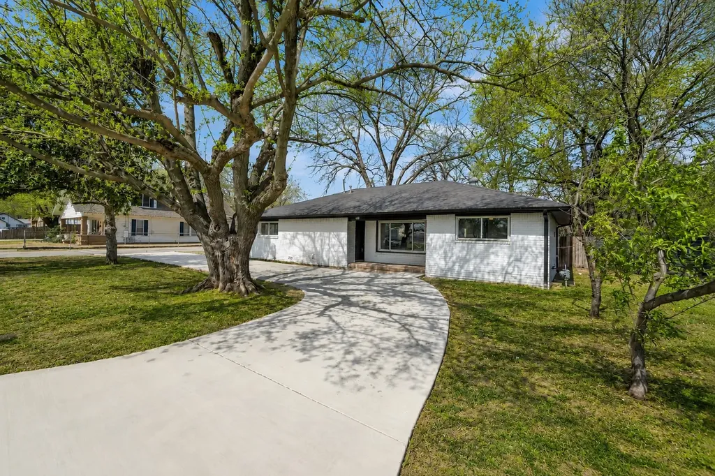 600 N Mill Street Bowie TX 76230