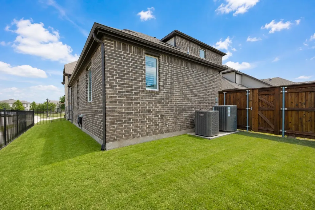 1571 Amesbury Way Farmers Branch TX 75234