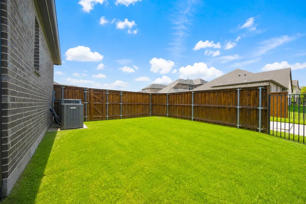 1571 Amesbury Way Farmers Branch TX 75234