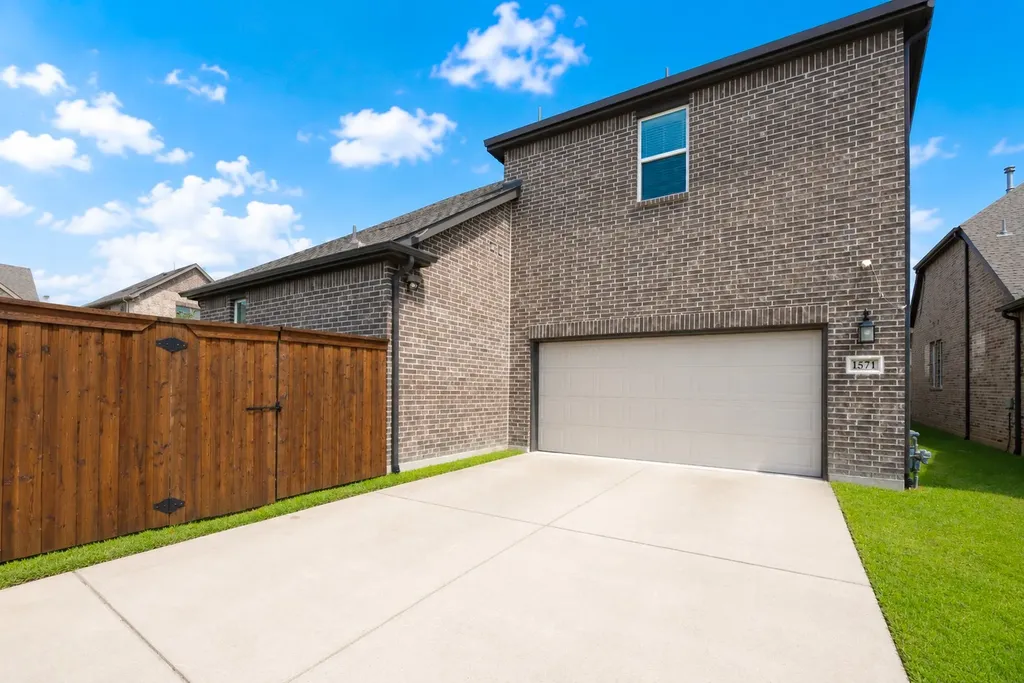 1571 Amesbury Way Farmers Branch TX 75234
