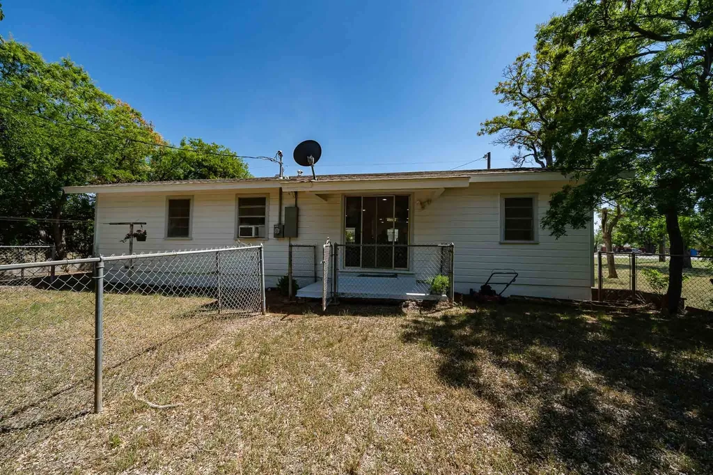 907 E Hamilton Street Stamford TX 79553
