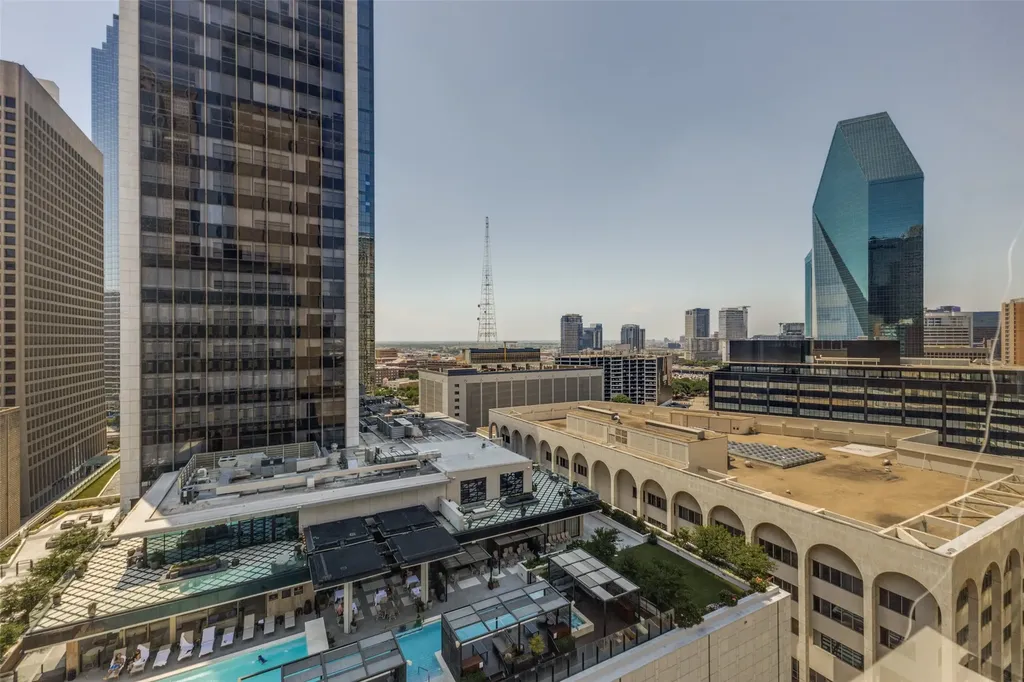 1505 Elm Street Dallas TX 75201
