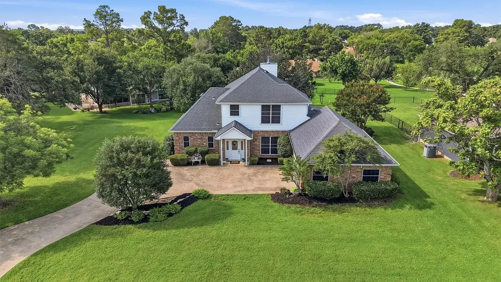 303 Kiowa Drive W Lake Kiowa TX 76240
