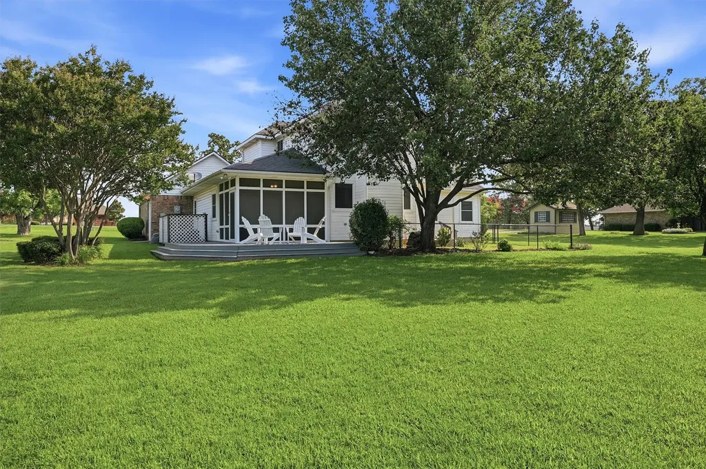 303 Kiowa Drive W Lake Kiowa TX 76240