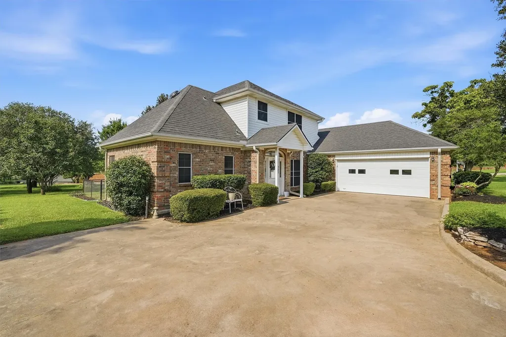 303 Kiowa Drive W Lake Kiowa TX 76240