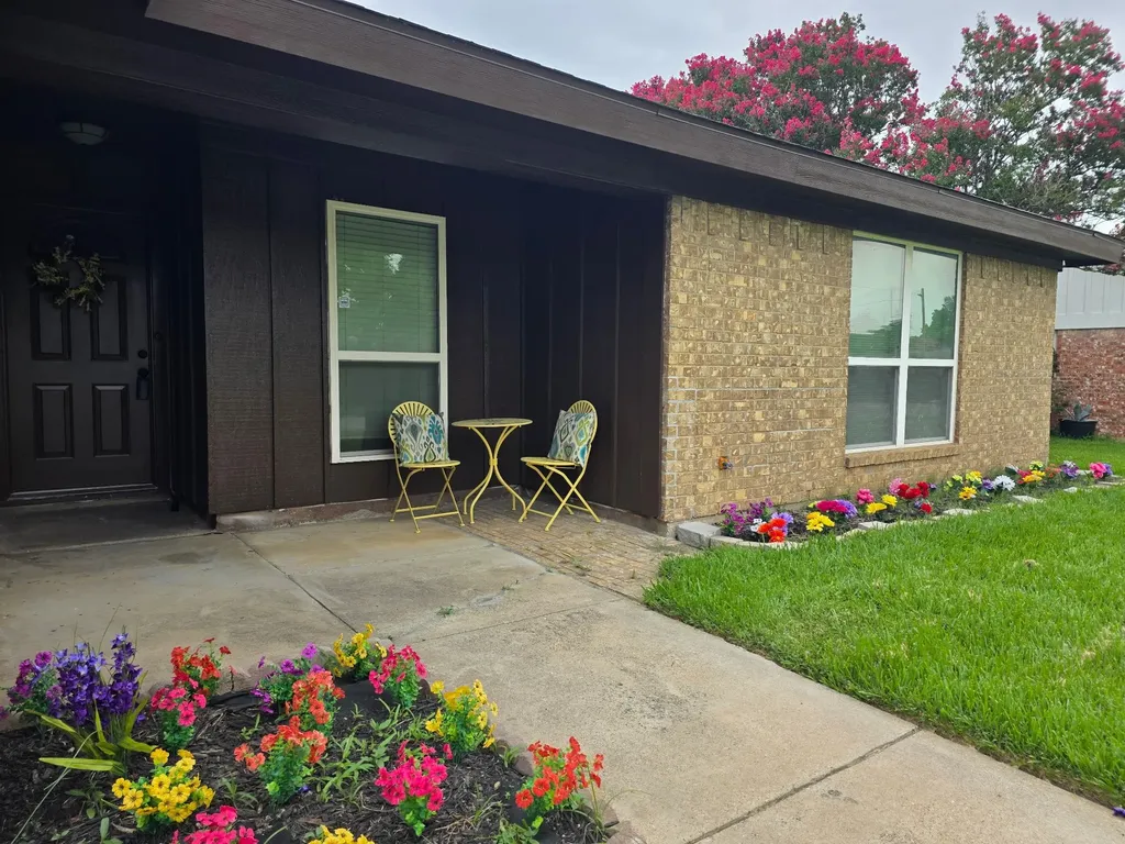 1909 Schumac Lane Bedford TX 76022