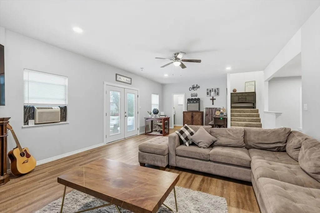 2518 Gladstone Drive Dallas TX 75211