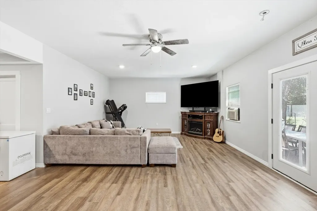 2518 Gladstone Drive Dallas TX 75211