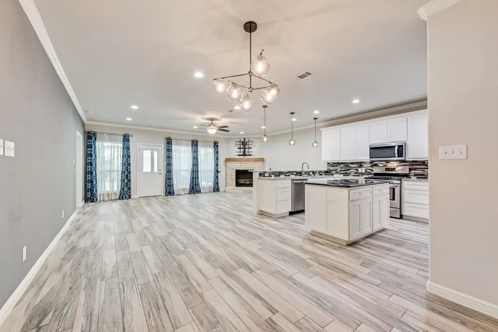 5420 Meandering Road River Oaks TX 76114