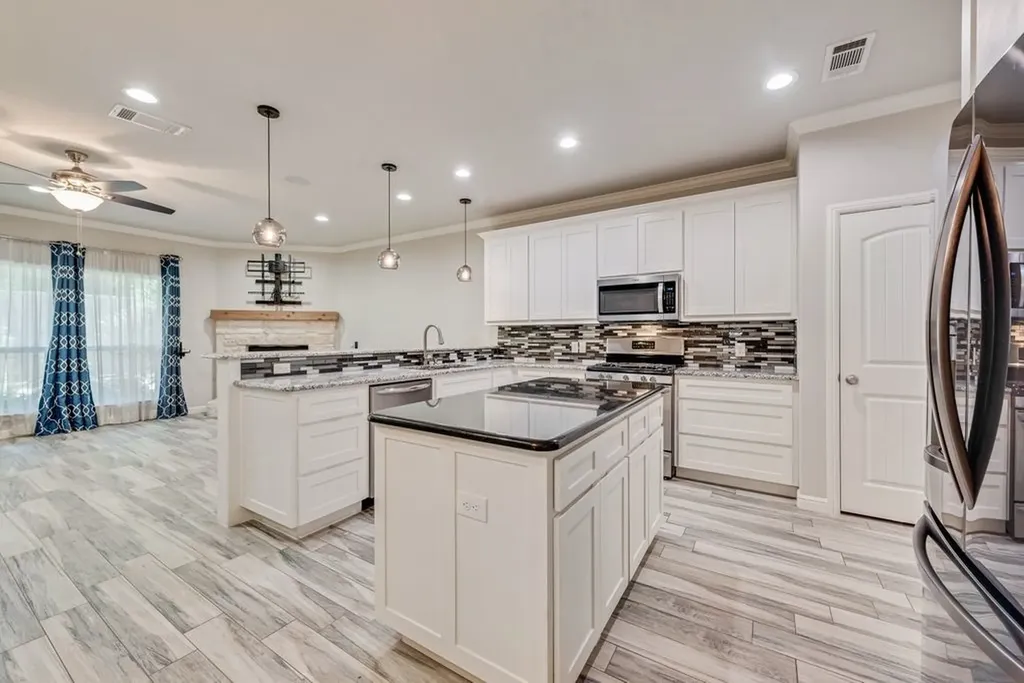 5420 Meandering Road River Oaks TX 76114