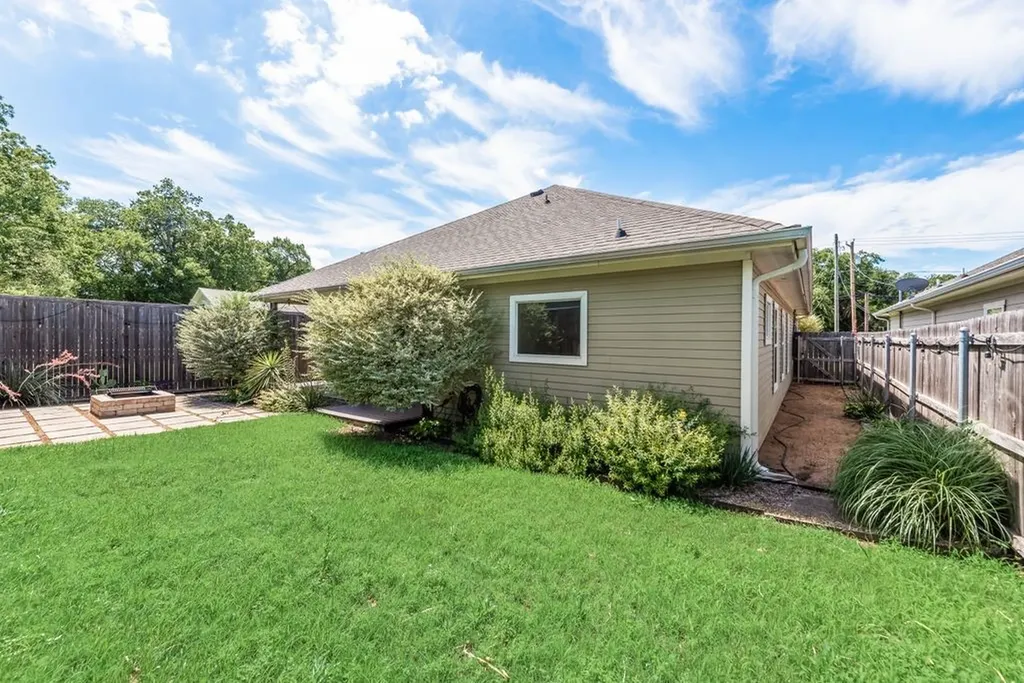 5420 Meandering Road River Oaks TX 76114