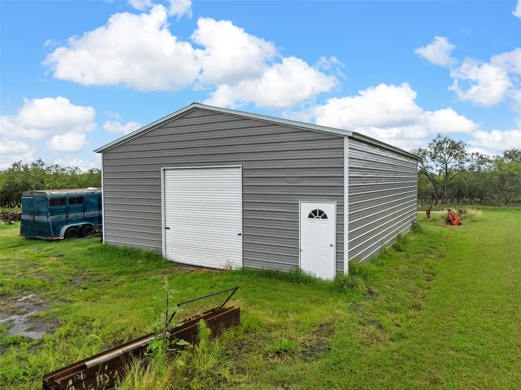 2851 Fm 339 Mount Calm TX 76673