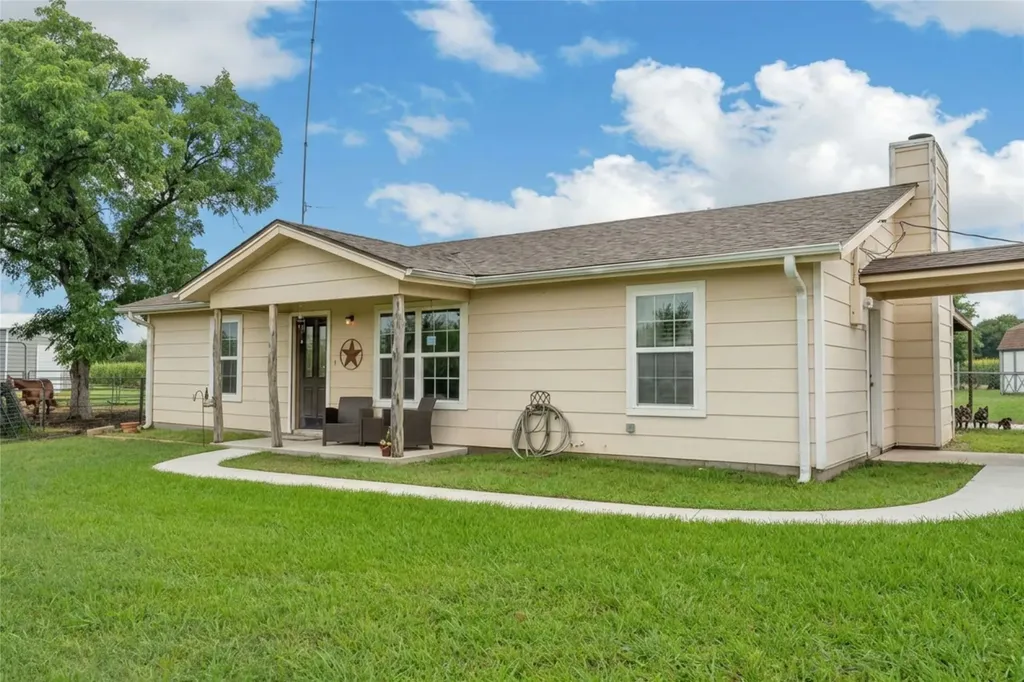 2851 Fm 339 Mount Calm TX 76673