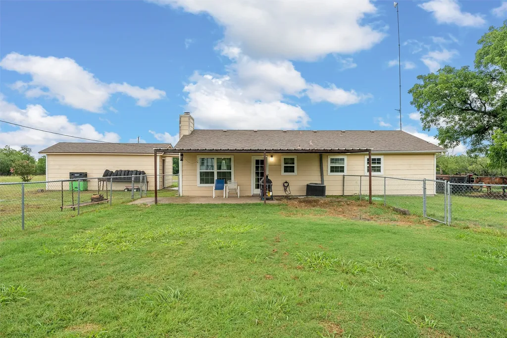 2851 Fm 339 Mount Calm TX 76673