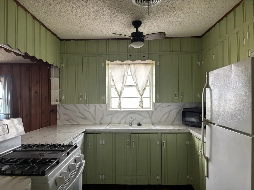 214 E Fourth Henrietta TX 76365