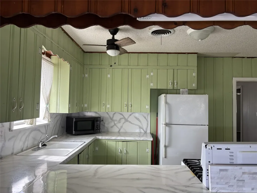 214 E Fourth Henrietta TX 76365