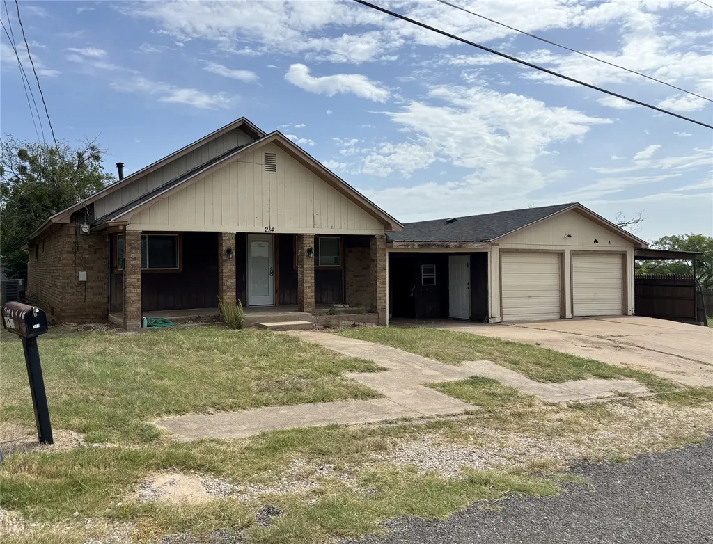 214 E Fourth Henrietta TX 76365