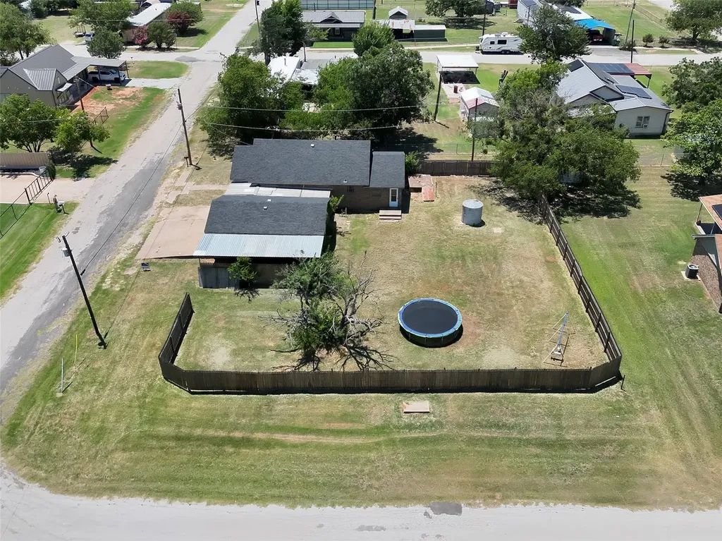 214 E Fourth Henrietta TX 76365