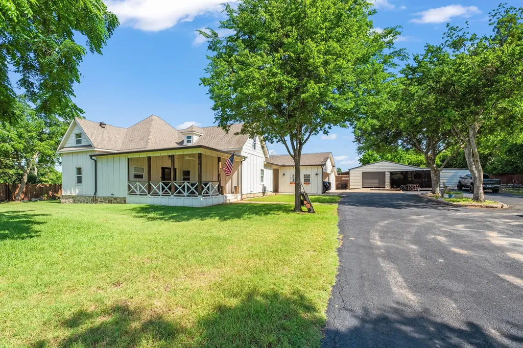 518 E College Street Gunter TX 75058