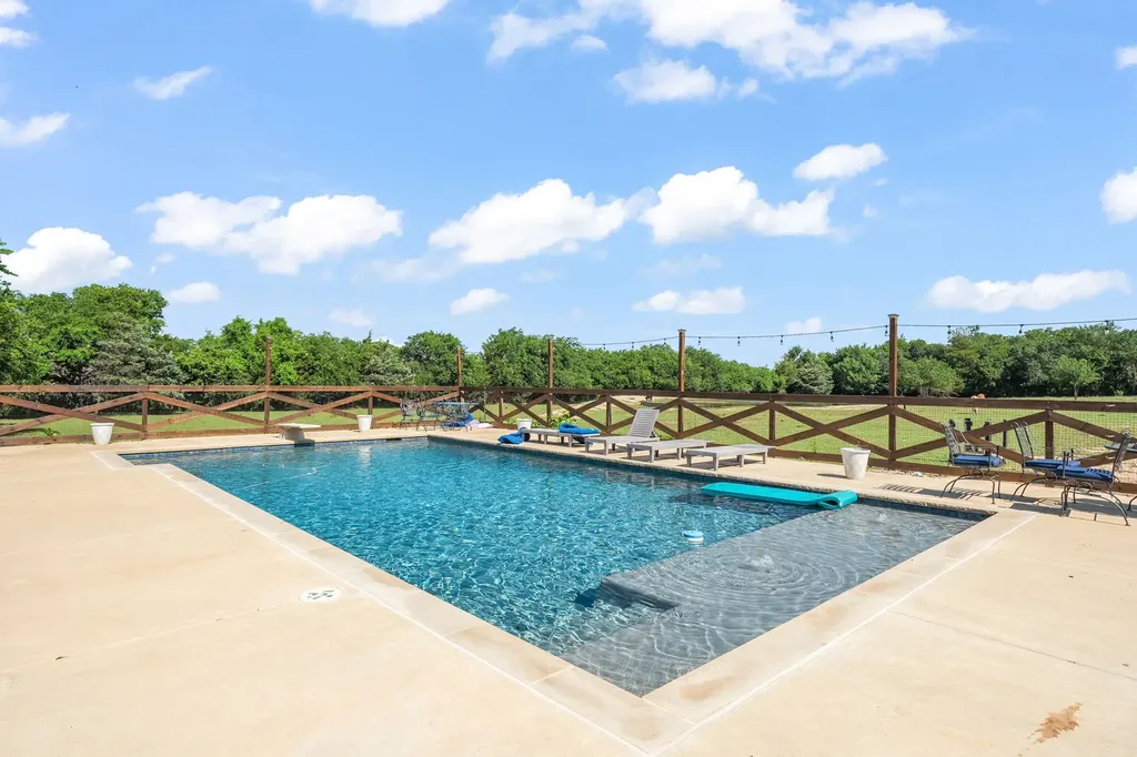 518 E College Street Gunter TX 75058