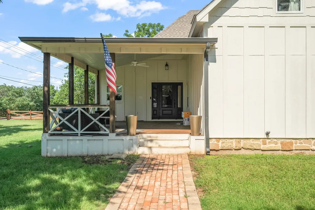 518 E College Street Gunter TX 75058