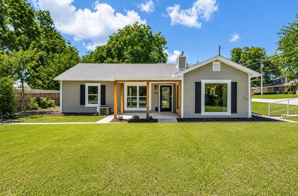 102 S Avenue Q Clifton TX 76634