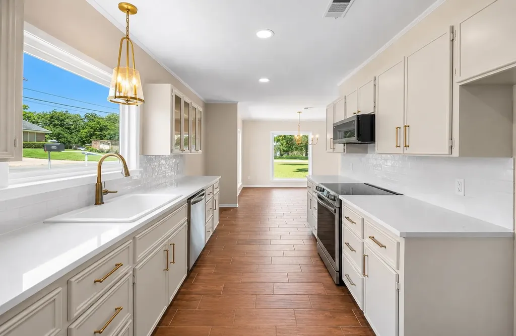 102 S Avenue Q Clifton TX 76634