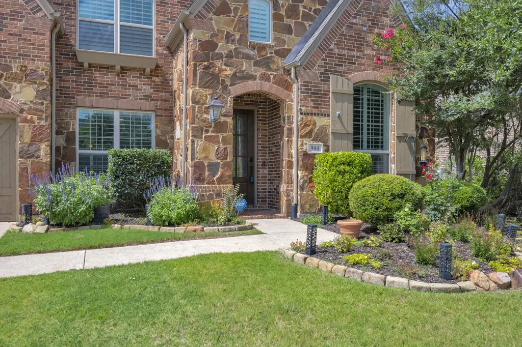 944 Highpoint Way Roanoke TX 76262
