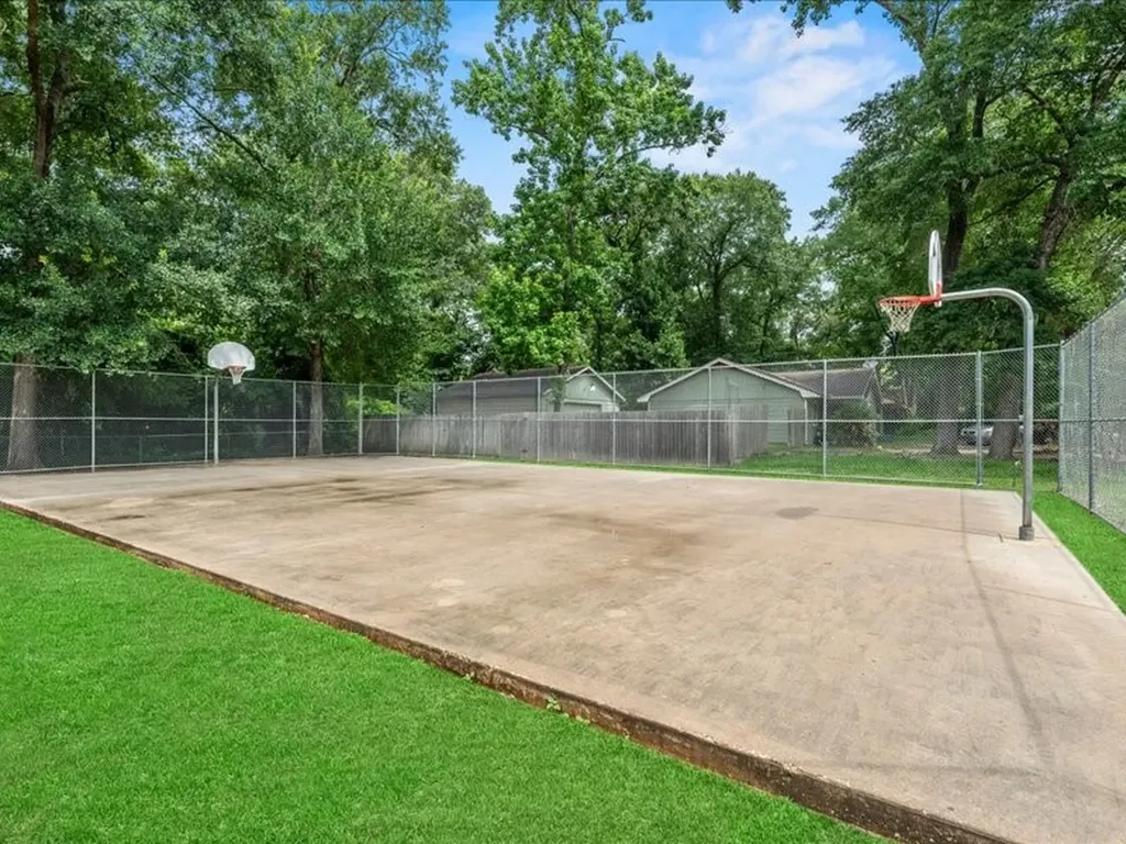 8 Shady Oak Lane Conroe TX 77304