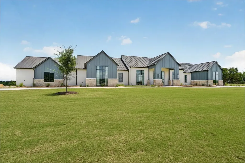 220 Cavalier Court Strawn TX 76475