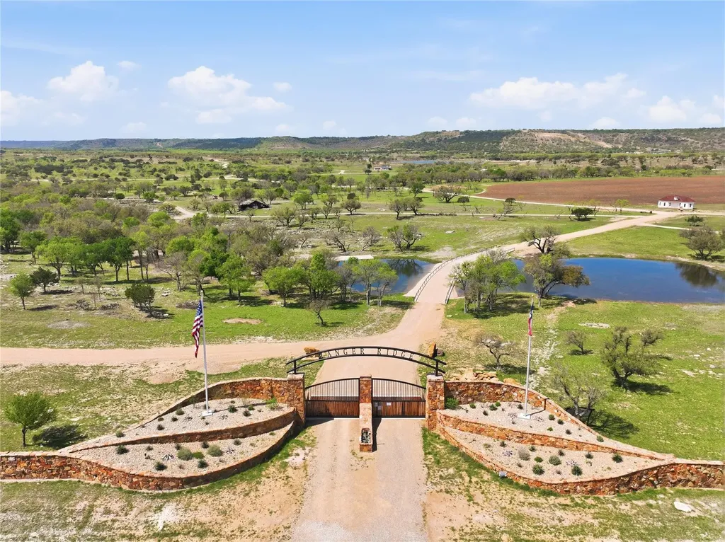 220 Cavalier Court Strawn TX 76475