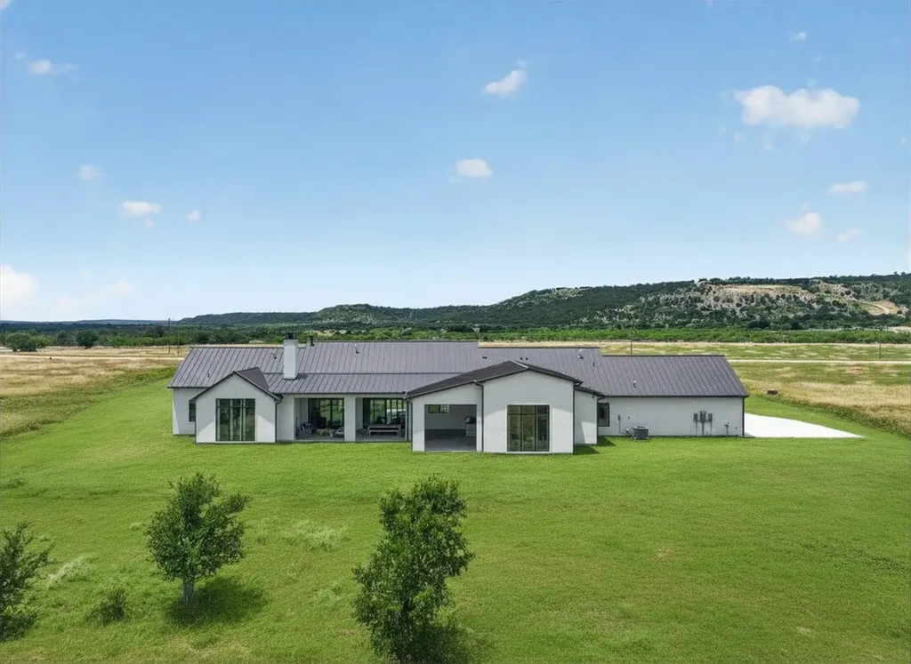 220 Cavalier Court Strawn TX 76475