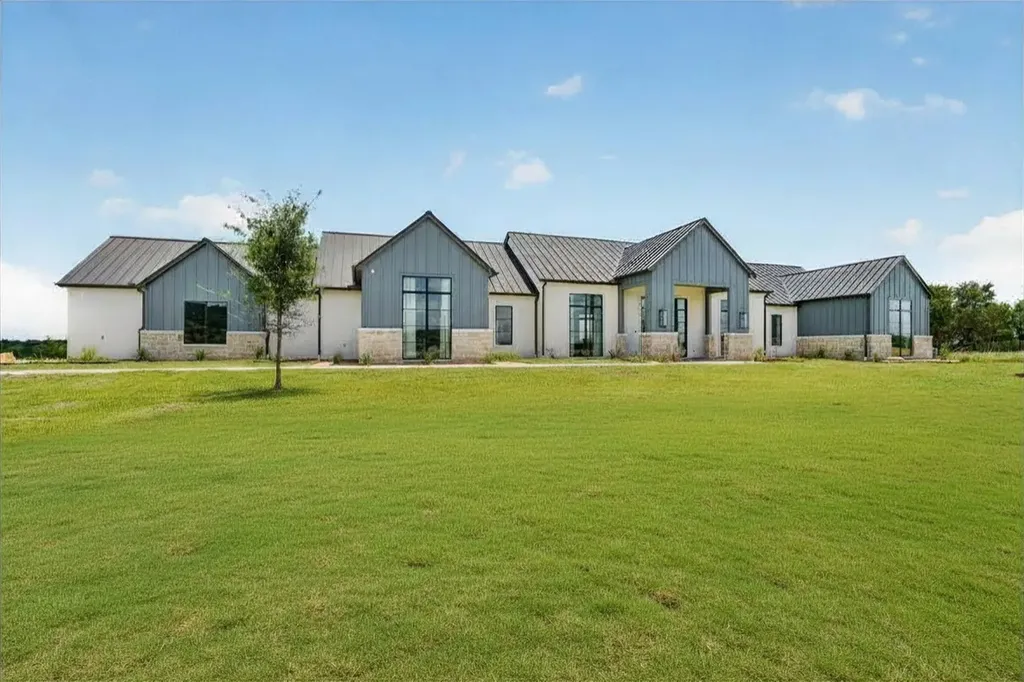 220 Cavalier Court Strawn TX 76475