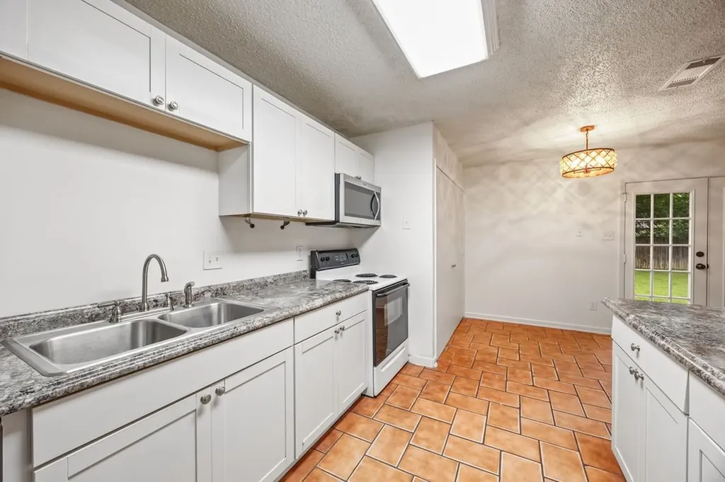 5625 Marlene Haltom City TX 76148