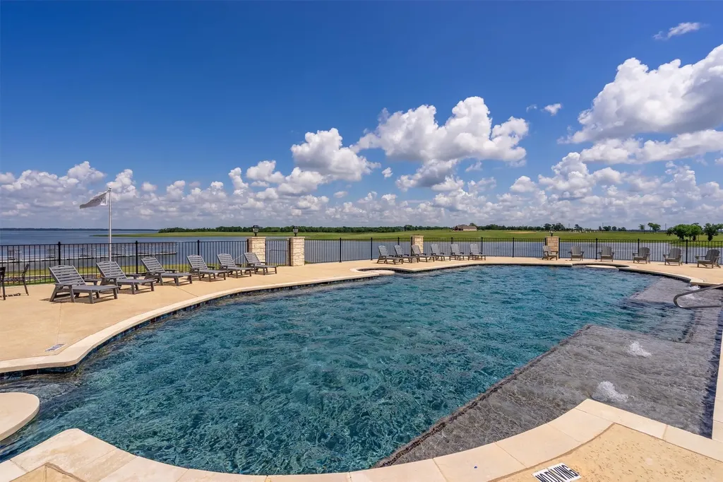 220 Lakeshore Lane Windom TX 75492