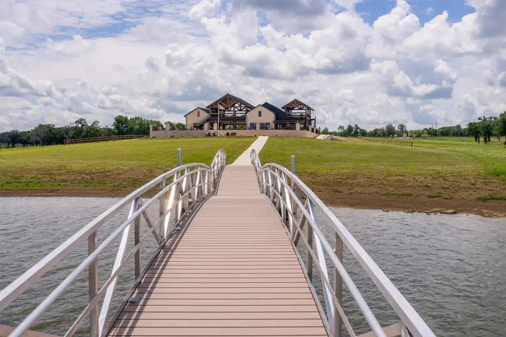 220 Lakeshore Lane Windom TX 75492