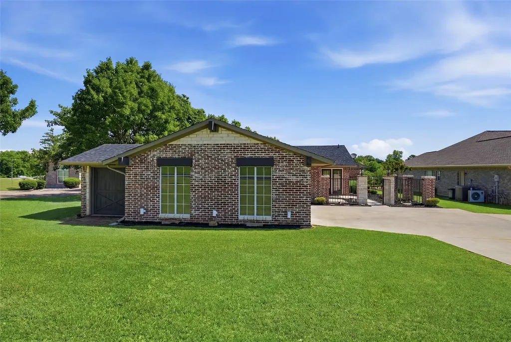 533 Kiowa Drive W Lake Kiowa TX 76240