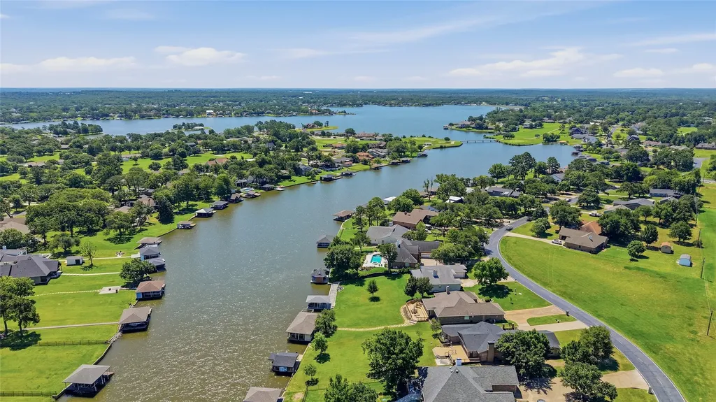 533 Kiowa Drive W Lake Kiowa TX 76240