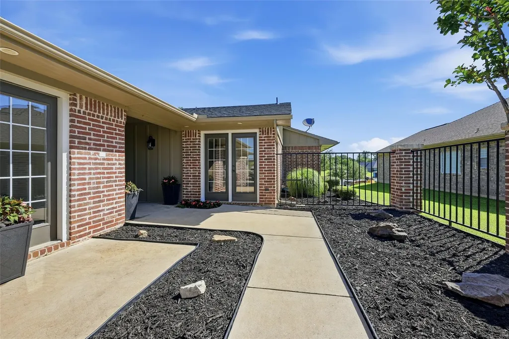 533 Kiowa Drive W Lake Kiowa TX 76240