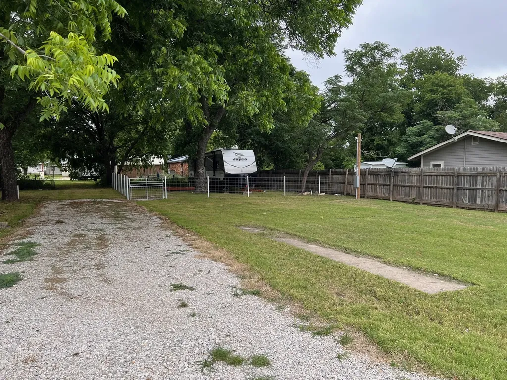 105 W Wrights Avenue Comanche TX 76442