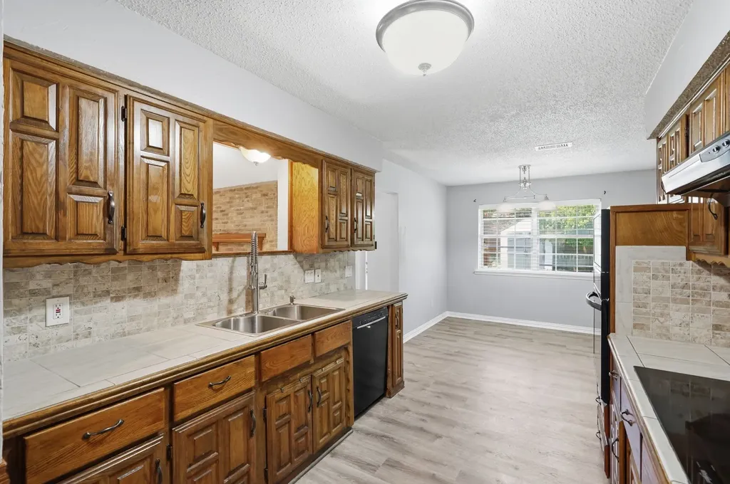 2202 Canyonwood Drive Arlington TX 76012