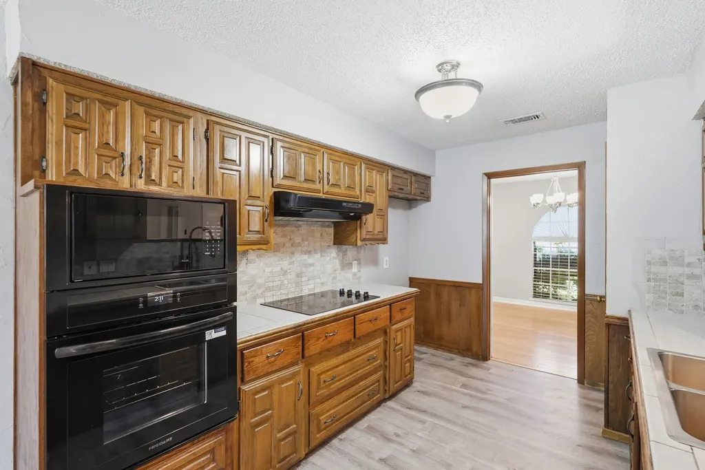 2202 Canyonwood Drive Arlington TX 76012