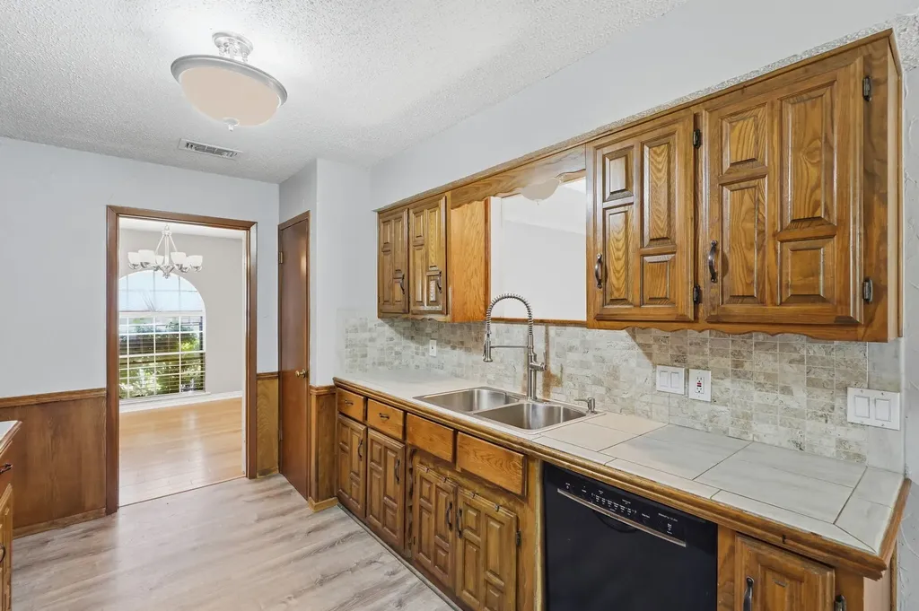 2202 Canyonwood Drive Arlington TX 76012