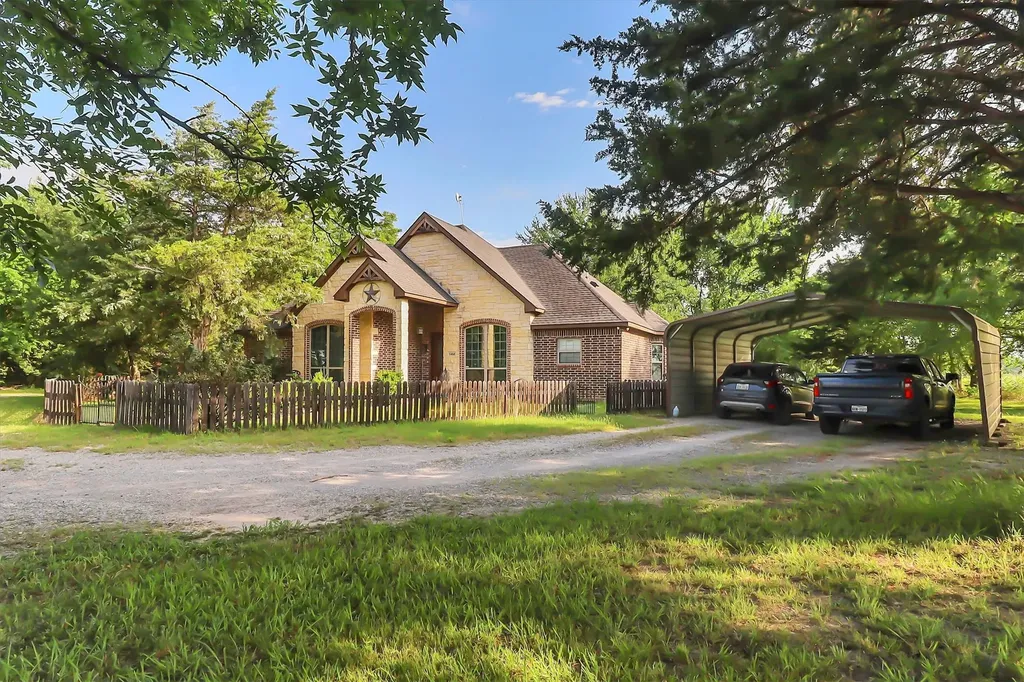 1468 County Road 4015 Savoy TX 75479