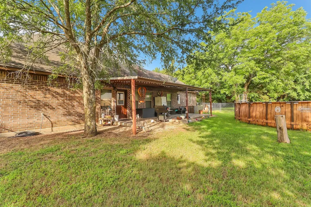 1468 County Road 4015 Savoy TX 75479