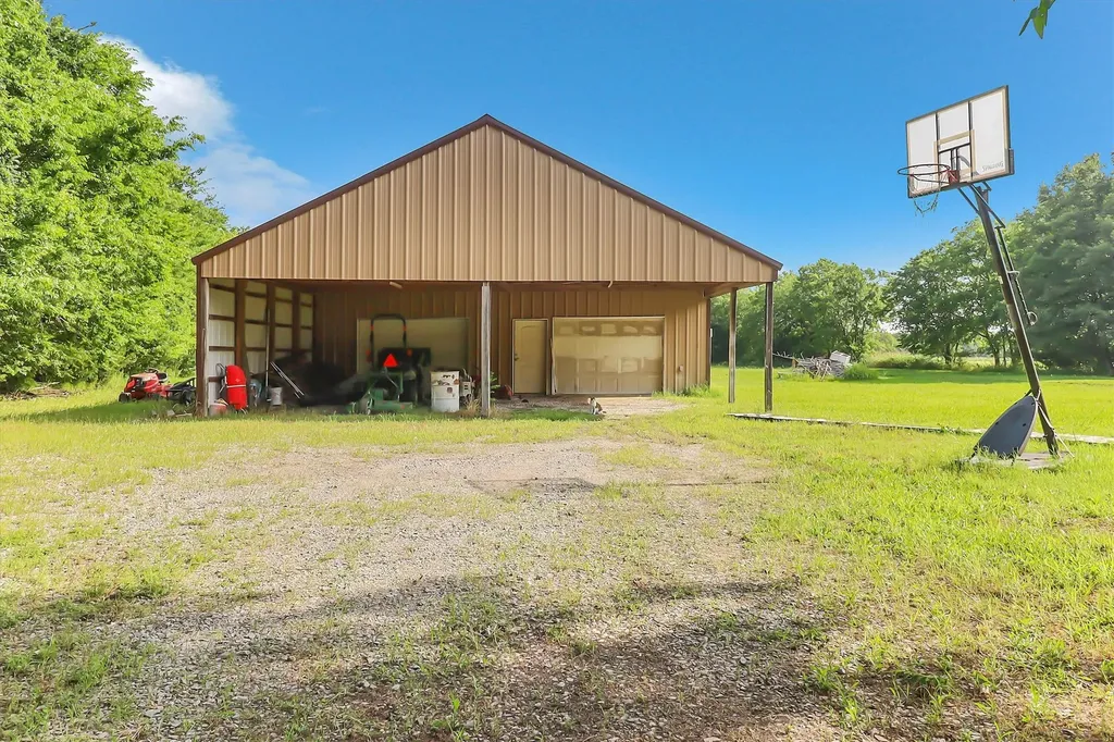 1468 County Road 4015 Savoy TX 75479