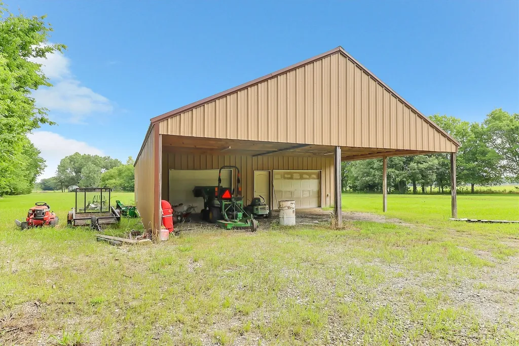 1468 County Road 4015 Savoy TX 75479