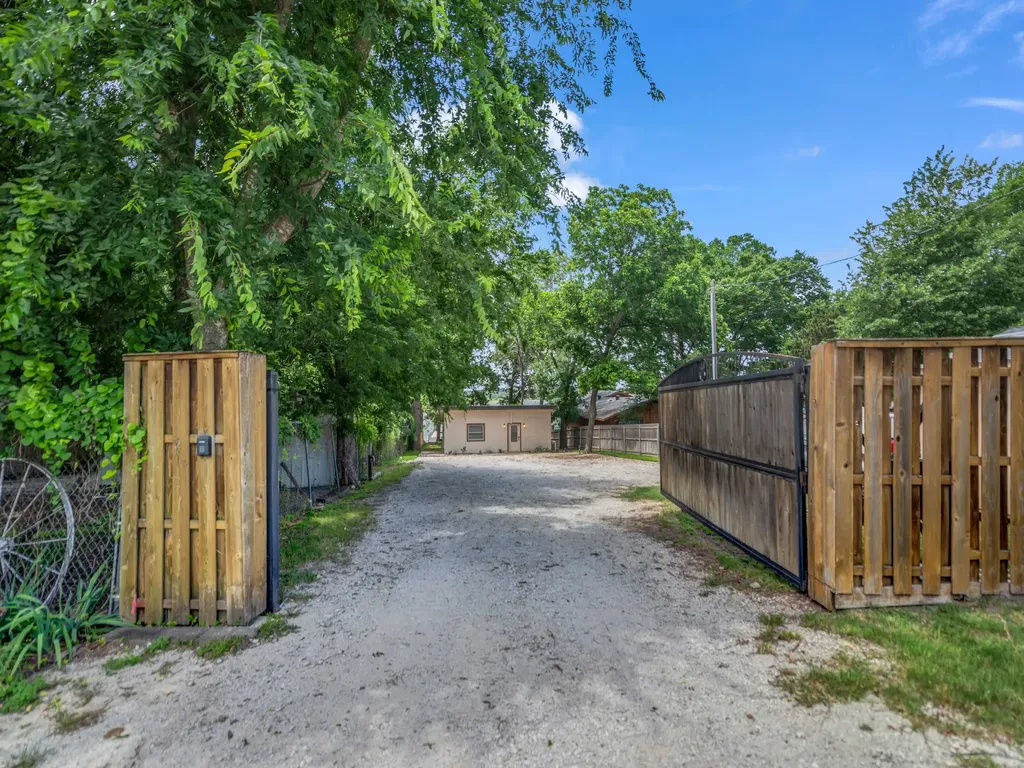1011 E Lake Drive Weatherford TX 76087